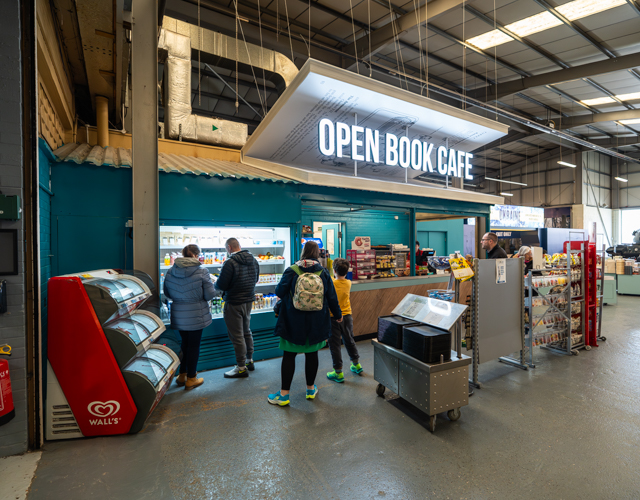 Restaurant and Cafe With Visitors_19