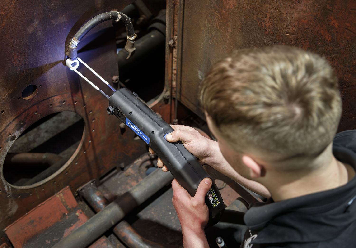Draper Tools Workshop mecahanic using tool to remove bolt