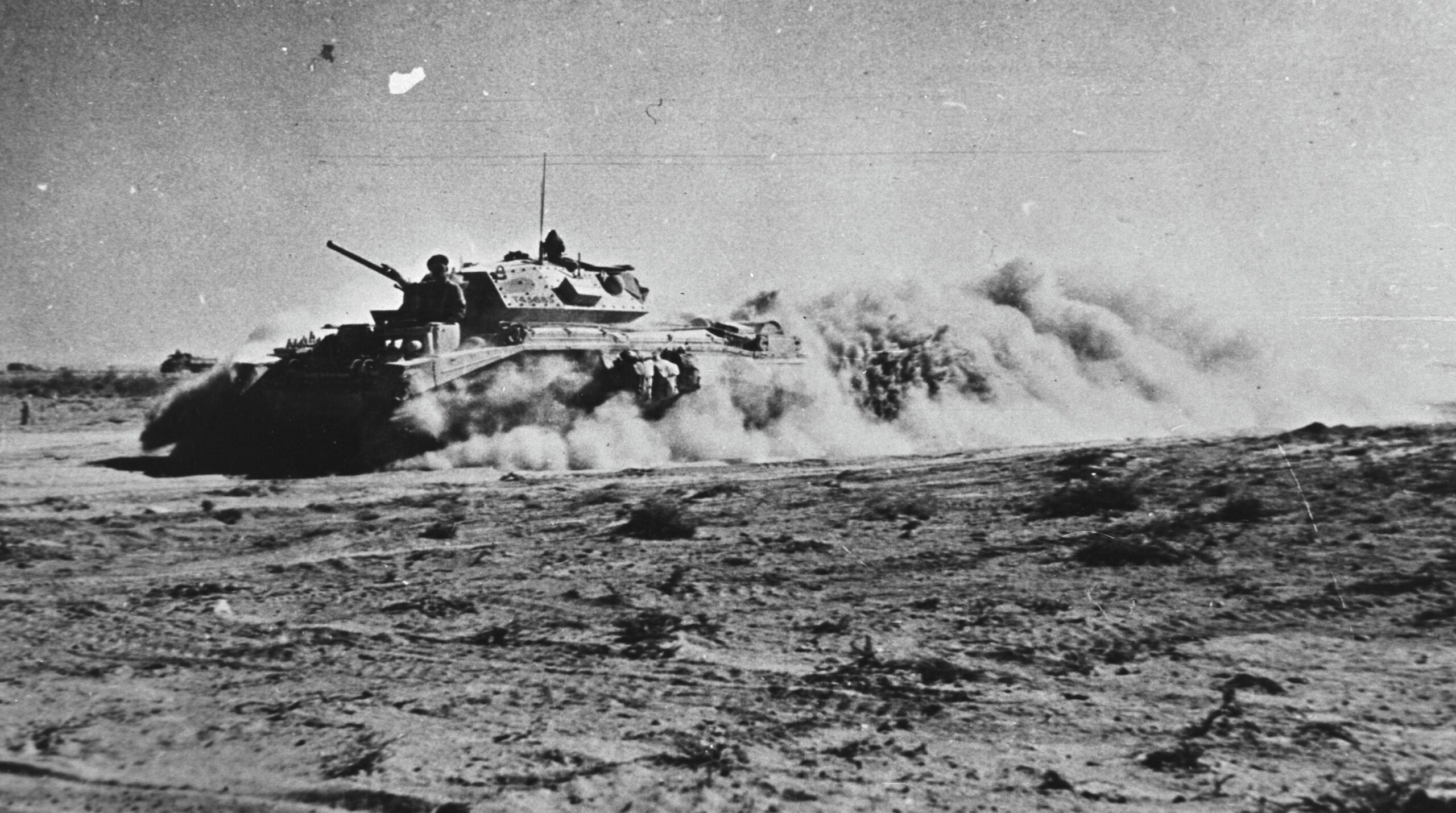 Although Crusader’s high speed was an advantage, in the desert it presented problems such as this highly visible dust cloud. Although Crusader’s high speed was an advantage, in the desert it presented problems such as this highly visible dust cloud.