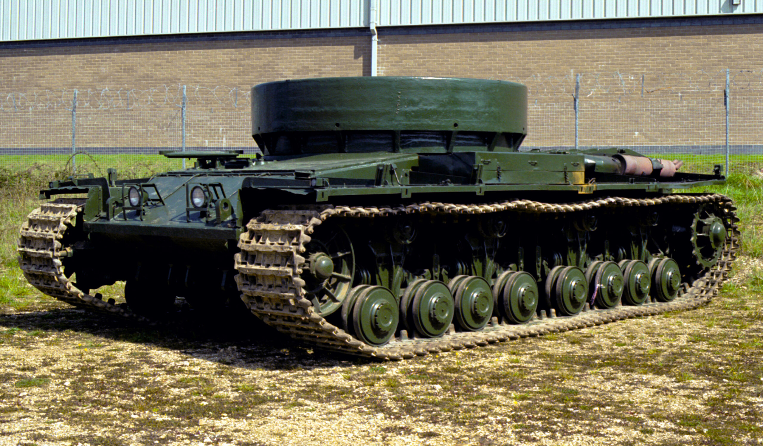 E1985.85_FV201 Heavy Tank Conqueror_Return from Duxford_30 April 1999_5702-C4 Conqueror with a windsor turret in front of a building
