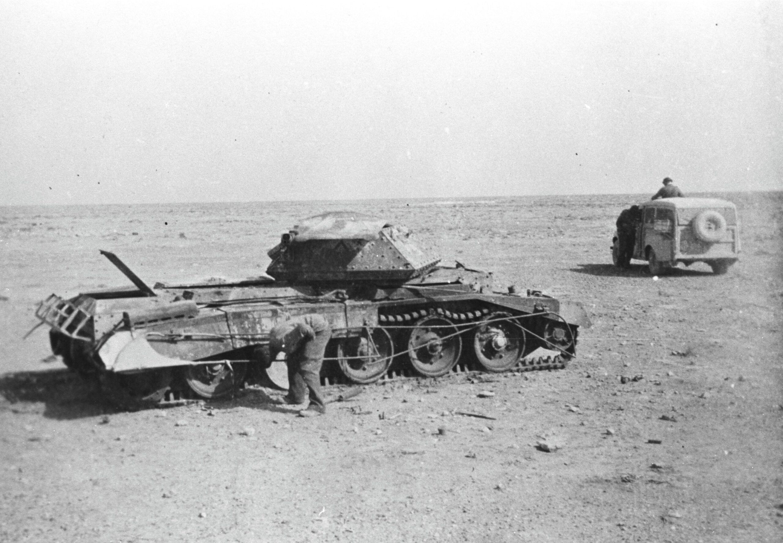 Inspecting a knocked out Crusader. The suspension on this tank has collapsed. Inspecting a knocked out Crusader. The suspension on this tank has collapsed.